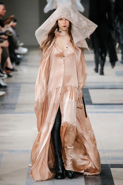 Look 10